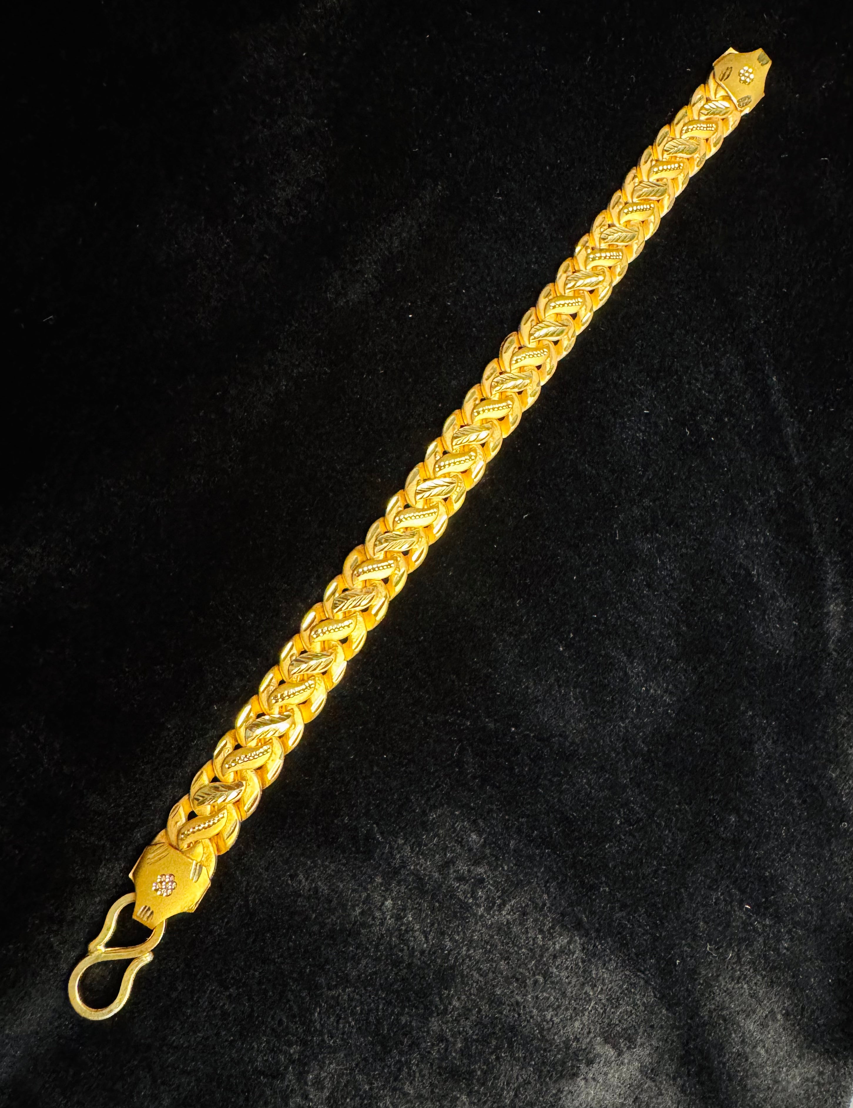 Lotus pattern Breslet